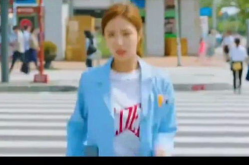 善良小姐姐等车,传递温暖正能量