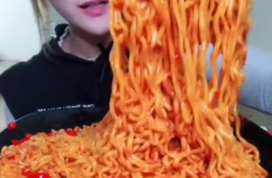 小姐姐吃中国火鸡面吗,小姐姐挑战吃中国火鸡面，辣度如何？