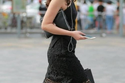 小姐姐身穿黑色一